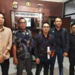 I Made Ariel Suardana (IMAS) bersama Kadek Cita Ardana Yudi dan Tim Pembela Administrasi Pertanahan selaku kuasa hukum I Made Daging, mantan Kepala Kantor Wilayah BPN Provinsi Bali, usai menjalani klarifikasi di Bidang Profesi dan Pengamanan (Bidpropam) Polda Bali, Kamis (22/10/2026). (dok: redaksi)