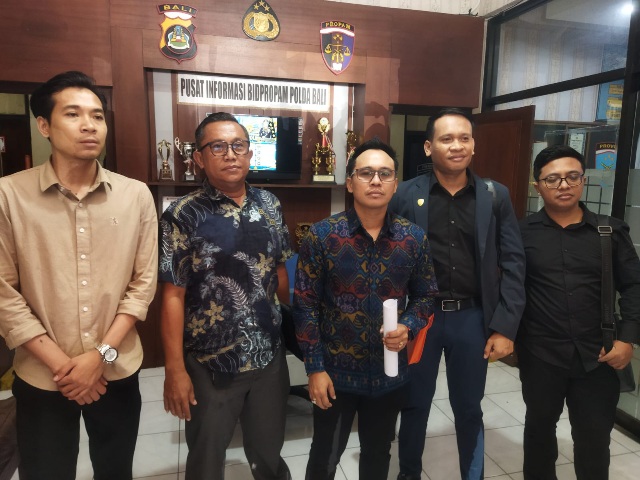 I Made Ariel Suardana (IMAS) bersama Kadek Cita Ardana Yudi dan Tim Pembela Administrasi Pertanahan selaku kuasa hukum I Made Daging, mantan Kepala Kantor Wilayah BPN Provinsi Bali, usai menjalani klarifikasi di Bidang Profesi dan Pengamanan (Bidpropam) Polda Bali, Kamis (22/10/2026). (dok: redaksi)