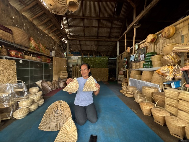 Ni Nengah Kartini pengarjin Rumpun Bambu di Bangli. (dok: istimewa)