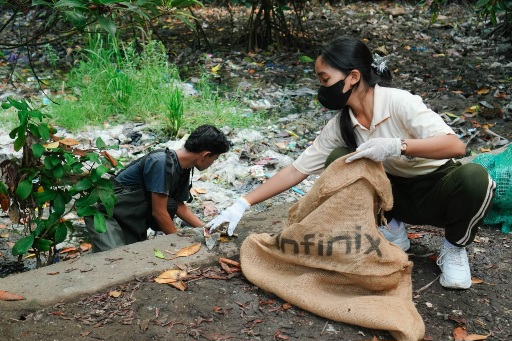 Suasana aksi bersih pantai bersama Infinix Indonesia berkolaborasi dengan Sungai Watch, pada Sabtu (25/10/2026). (dok: redaksi)
