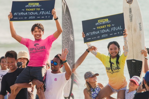 Putu Aditya Putra Somiya (kiri) dan Ni Made Dian Septiari (kanan) amankan tiket Rip Curl GromSearch International Finals di North Narrabeen, Australia, pada 7–10 November 2026, usai menang dalam Rip Curl GromSearch Indonesia Finals 2026 yang berlangsung di Pantai Halfway Kuta, Bali, pada 17–18 Oktober 2026. (dok: istimewa)