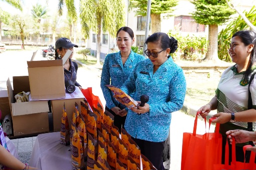 Ketua TP PKK Provinsi Bali Putri Koster saat menghadiri Pasar Rakyat TP PKK Provinsi Bali di Gedung Kesenian Dr. Ir. Soekarno, Jembrana, Jumat (7/8/2026). (dok: istimewa)