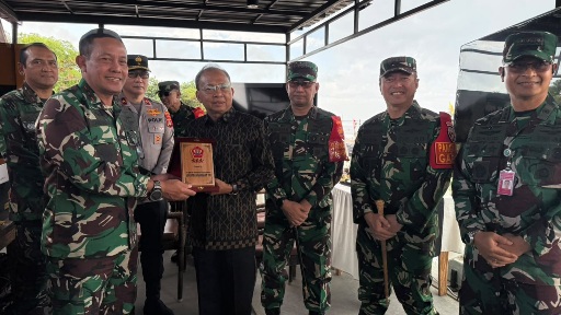 Gubernur Bali Wayan Koster menghadiri Manuver Lapangan Latihan Kesiapsiagaan Operasional (LKO) Komando Gabungan Wilayah Pertahanan (Kogabwilhan) II Tahun Anggaran 2026 di Pantai Mertasari, Sanur, Bali, Sabtu (8/8/2026). (dok: istimewa)