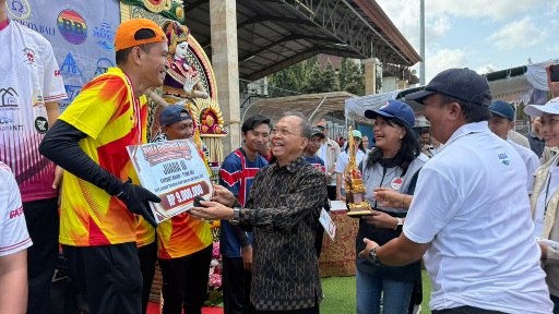 Gubernur Bali Wayan Koster saat menyerahkan hadiah dalam acara penutupan turnamen Gateball Piala Gubernur Bali 2026 di GOR Ngurah Rai, Denpasar, Sabtu (8/8/2026). (dok: istimewa)