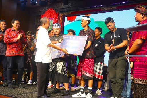 Gubernur Bali Wayan Koster saat memberikan hadiah kepada juara dalam Kompetisi Mixology & Flair Bartender yang digelar di Gedung Kertha Saba, areal Rumah Jabatan Gubernur Bali, Minggu (9/8/2026). (dok: istimewa)