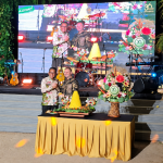 Suasana potong tumpeng dalam rangka hari jadi Discovery Kartika Plaza Hotel ke-36 dan Discovery Mall Bali ke-22 di KUTAKITA Sundown Yard, Kuta, Bali, pada 20 Oktober 2026. (dok: istimewa)