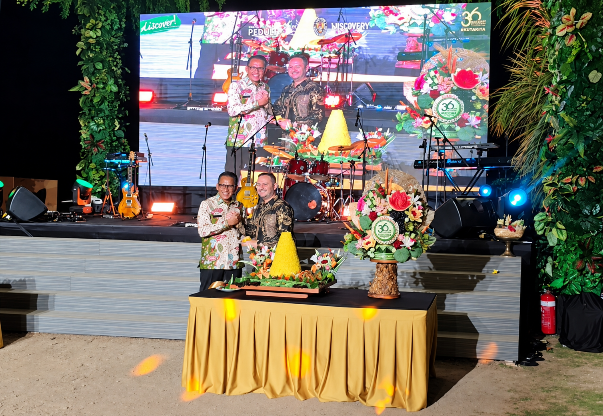 Suasana potong tumpeng dalam rangka hari jadi Discovery Kartika Plaza Hotel ke-36 dan Discovery Mall Bali ke-22 di KUTAKITA Sundown Yard, Kuta, Bali, pada 20 Oktober 2026. (dok: istimewa)